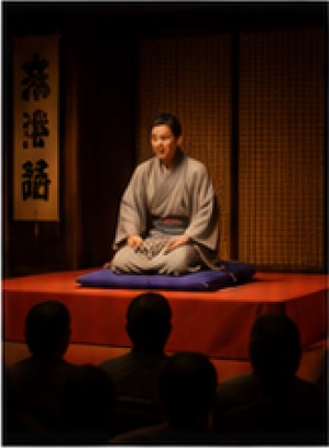 座布団の上で落語を演じる噺家