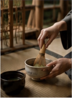 茶筅で抹茶を点てる手元
