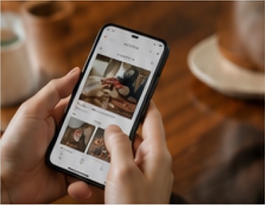 スマートフォンで授与品のオンラインストアを閲覧する手元